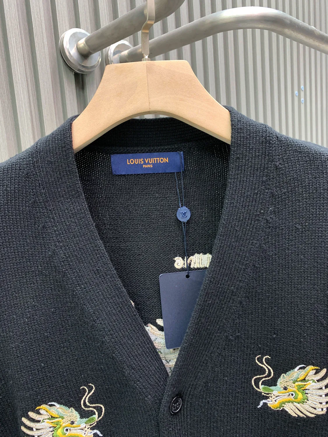 🅿️400 🀄️ Louis Vuitton Louis Vuitton 25* Year of the Snake Limited Edition Knitted sweater jacket style with classic double dragons embroidered around the chest A whole dragon embroidery on the back highlights the dominance Color-dyed wool blended cotton yarn High weight and high density Super high quality The wool is soft, delicate and skin-friendly It feels soft and silky All color-dyed high weight cotton yarn ensures no color difference Adopts four-hole knitting method Tight and textured, durable and not prone to pilling. It has a soft and warm comfort. It does not stick to the body when worn alone. Classic knitted clothing uses exquisite details and iconic brand symbols to reinterpret the charming charm. This sweater is made of wool and cashmere blended fabrics and is made with heavy-duty jacquard craftsmanship. All products are produced on imported looms. The details are clearly visible and the sense of high-end is the same for men and women.